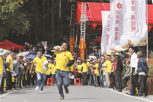 广西贺州：欢歌笑语闹丰收