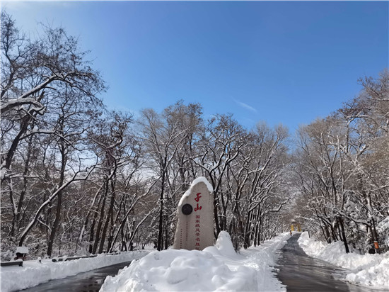 鞍山千山景区雪后开放  防疫仍是第一位_fororder_雪后千山漫山洁白（网友提供图片）