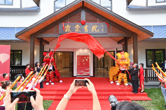 【教育频道】京广艺术家交流画展在广州新华学院霖霖书院举办