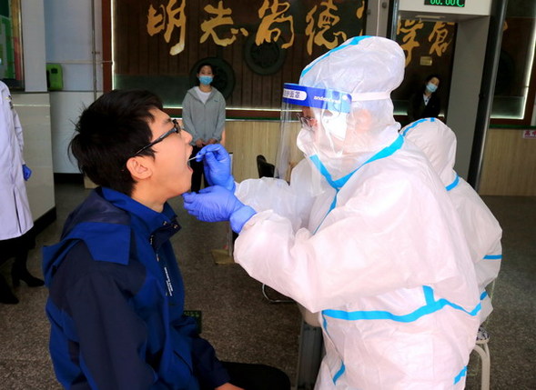 大兴安岭呼中区医护人员为学生进行核酸检测