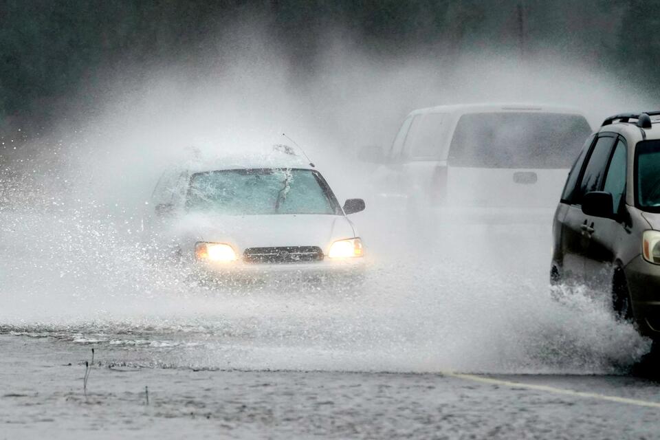 美国西北部遭遇强降雨天气 道路积水严重