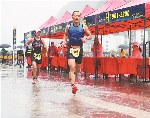 两千多名运动员角逐阳朔铁人三项赛