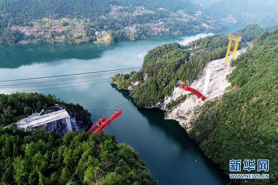 湖北咸丰：深山峡谷建虹桥