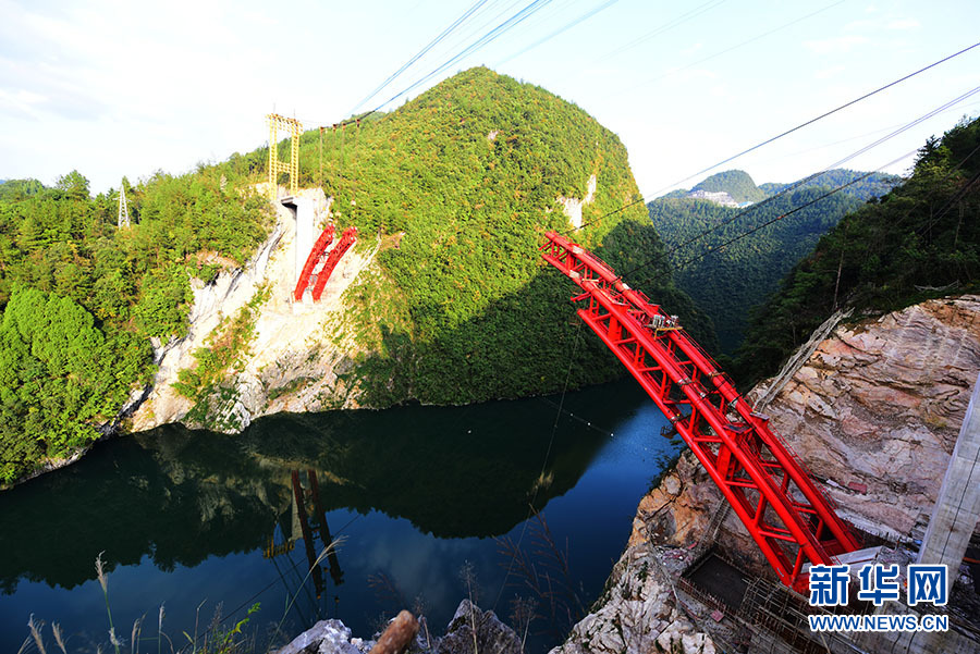 湖北咸丰：深山峡谷建虹桥