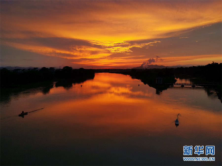 广西百色：夕阳下的梦幻右江