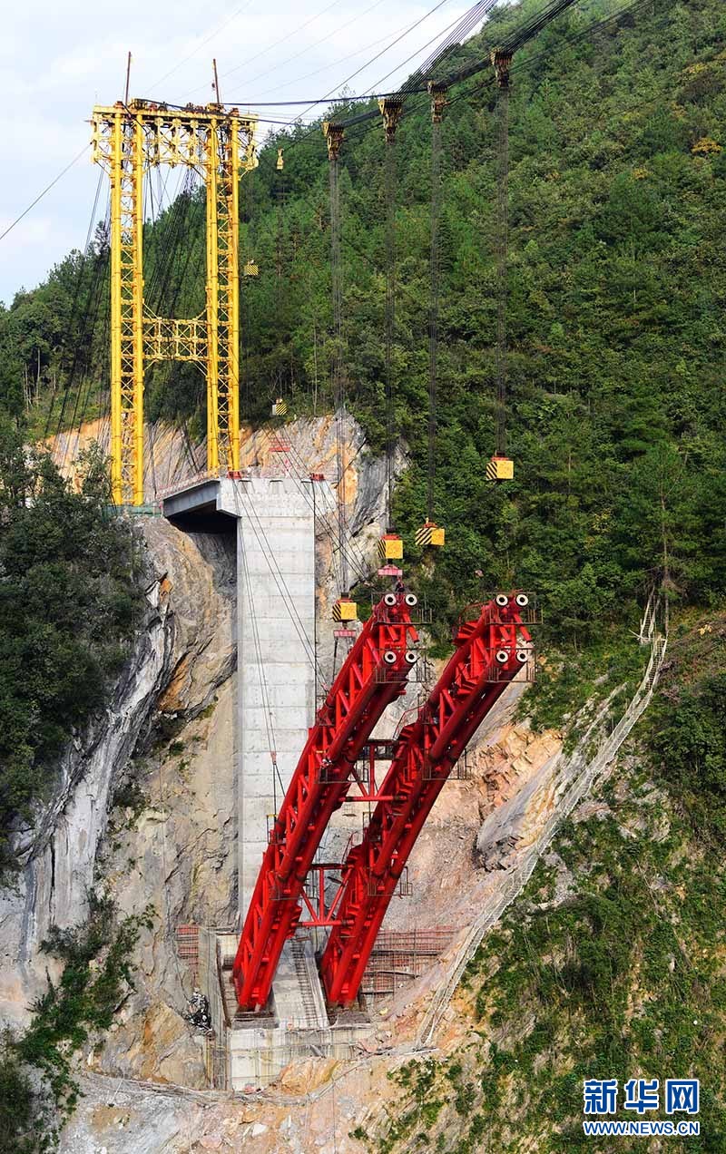 湖北咸丰：深山峡谷建虹桥