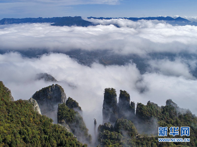 湖北恩施：峡谷秋色 胜景迷人