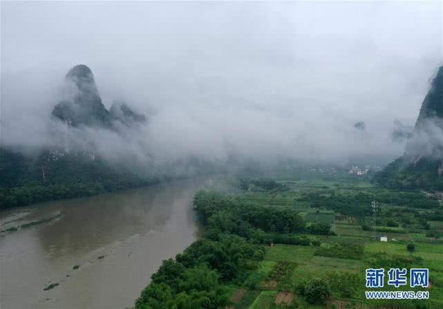 桂林山水：江作青罗带 山如碧玉篸