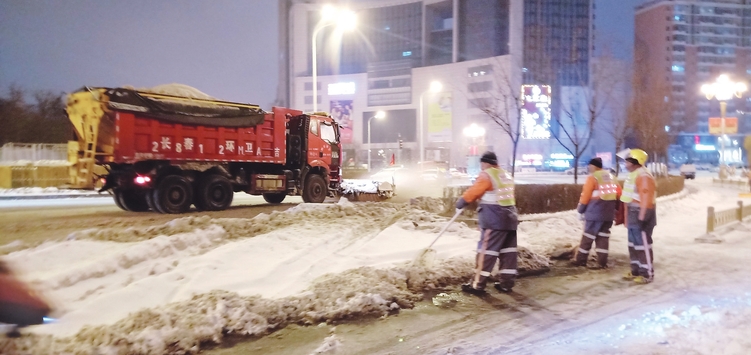 长春市开展清雪工作应对极端天气 全力保障主次干路车辆通行顺畅