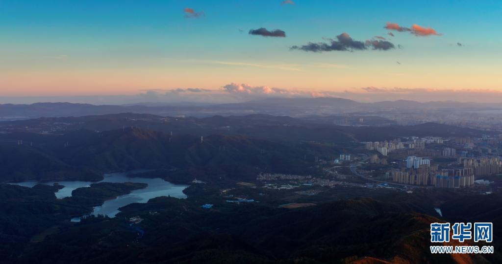 飞阅摩天岭 邂逅夕阳中的春城