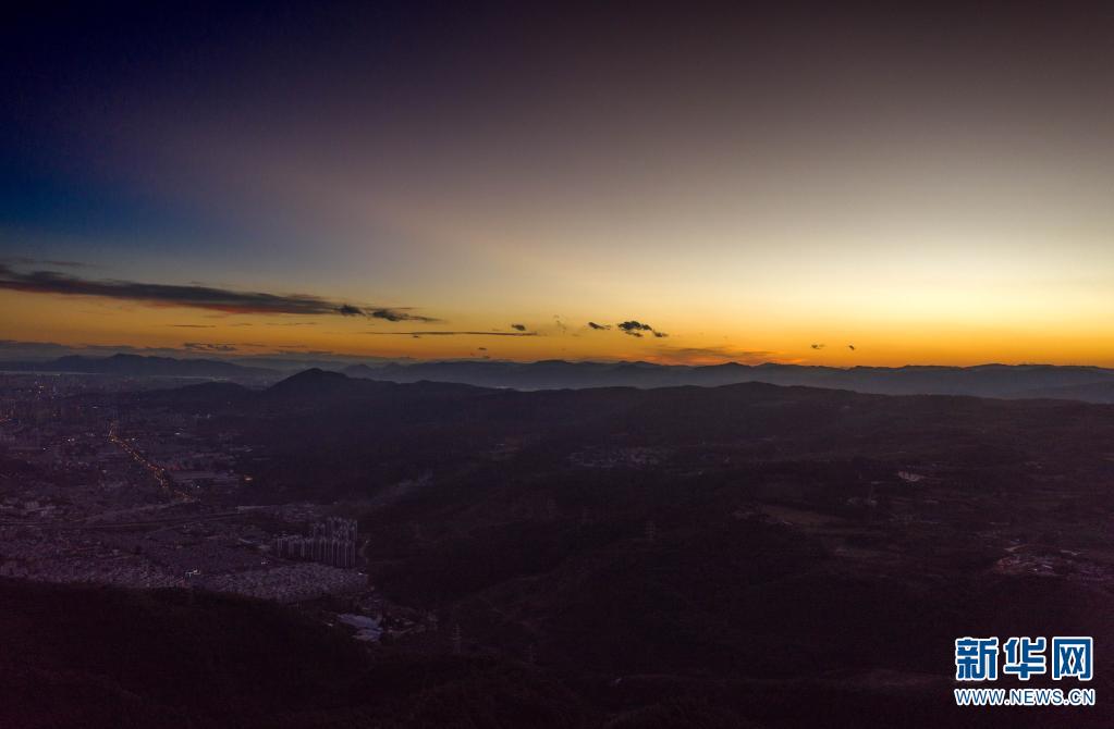 飞阅摩天岭 邂逅夕阳中的春城