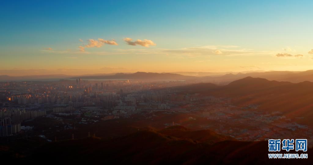 飞阅摩天岭 邂逅夕阳中的春城