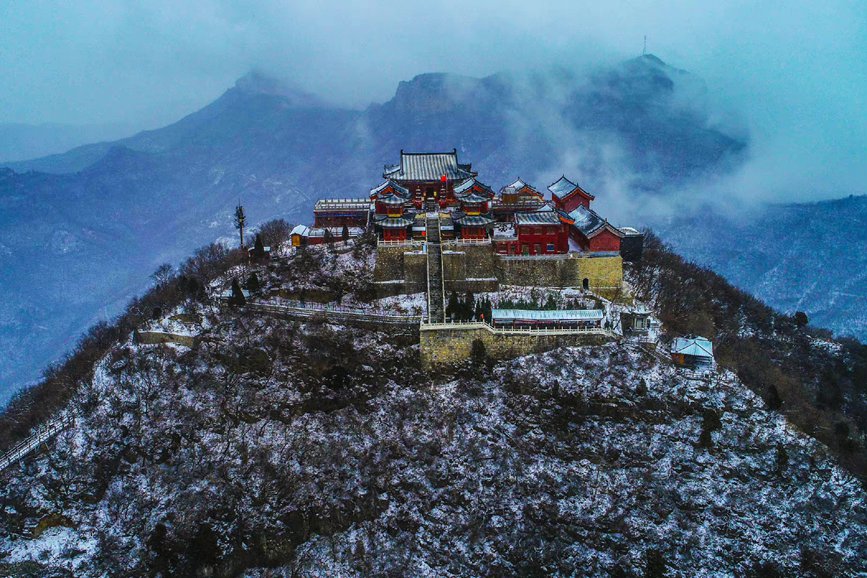 河南云台山：半山红叶半山雪