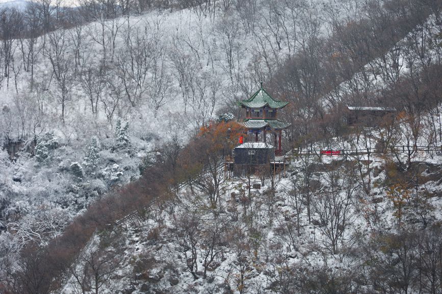 河南云台山：半山红叶半山雪