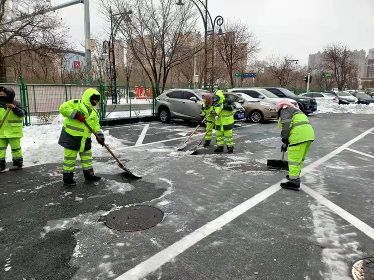 哈尔滨市道里区出动5000余人及大型机械开足马力清冰雪_fororder_微信图片_20211108091755