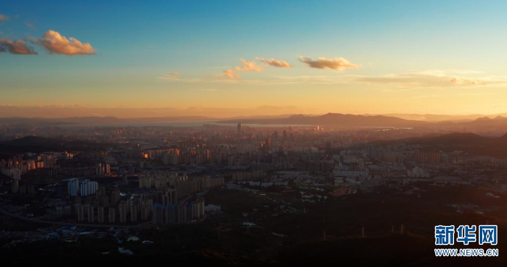 飞阅摩天岭 邂逅夕阳中的春城