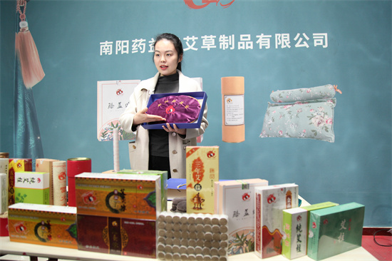 南阳市卧龙区：特色农产品备战“双十一”_fororder_南阳药益宝艾草制品公司主播向网友介绍产品 摄影 曹飞