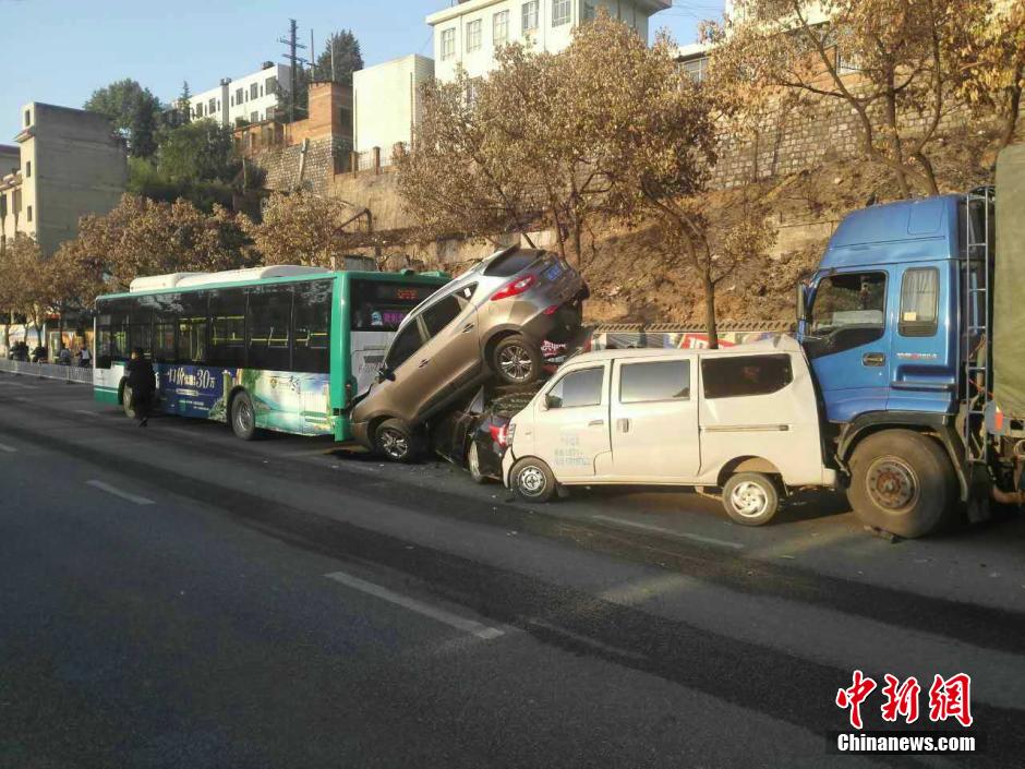 昆明市区五车相撞 汽车“玩叠罗汉”