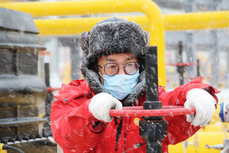 保产稳产 大庆“石油红”在风雪中坚守_fororder_微信图片_20211109151949