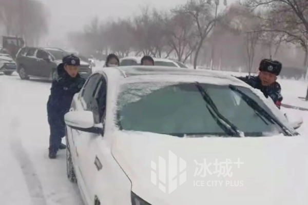 最美雪“警” 筑起平安防线