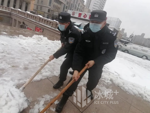 最美雪“警” 筑起平安防线