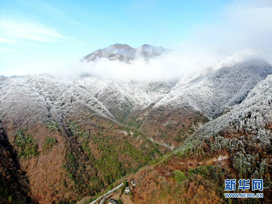 湖北十堰：雪后十八里长峡 半山皑皑半山红