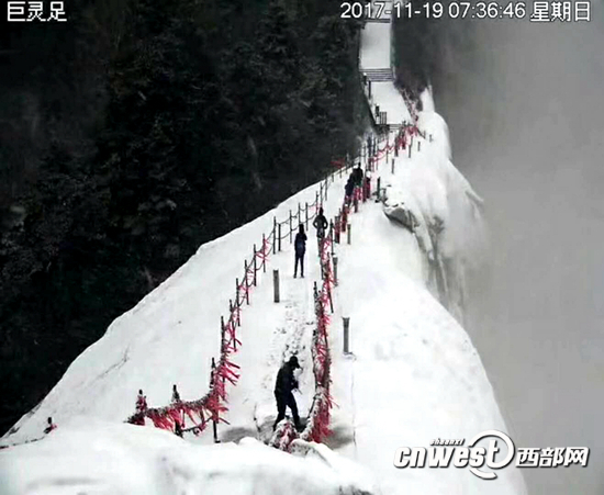 【焦点图 显示图在稿件最下方】华山景区迎漫天大雪最深积雪6公分 险要景点临时关闭