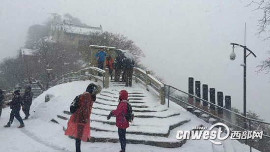 【焦点图 显示图在稿件最下方】华山景区迎漫天大雪最深积雪6公分 险要景点临时关闭