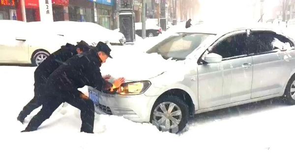 最美雪“警” 筑起平安防线