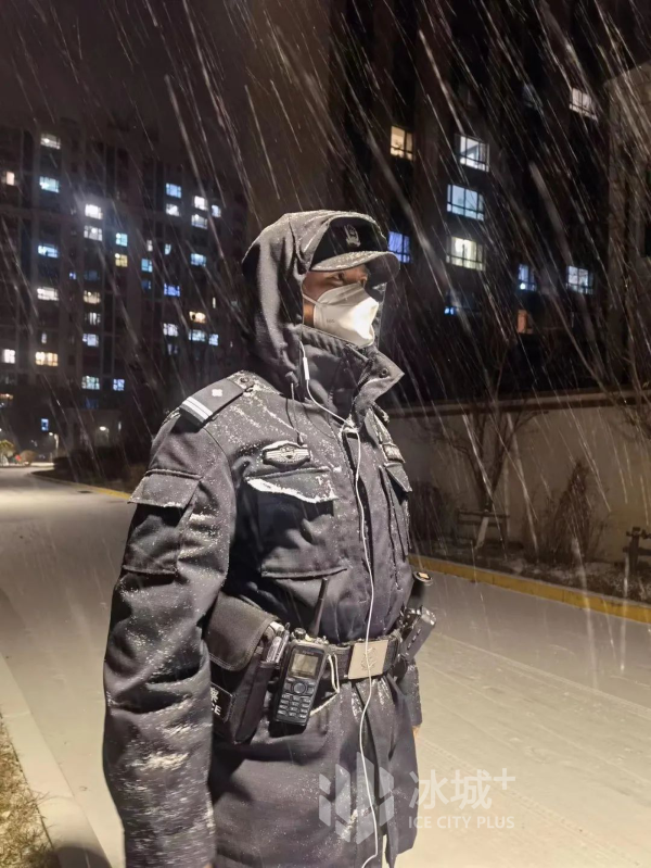 最美雪“警” 筑起平安防线