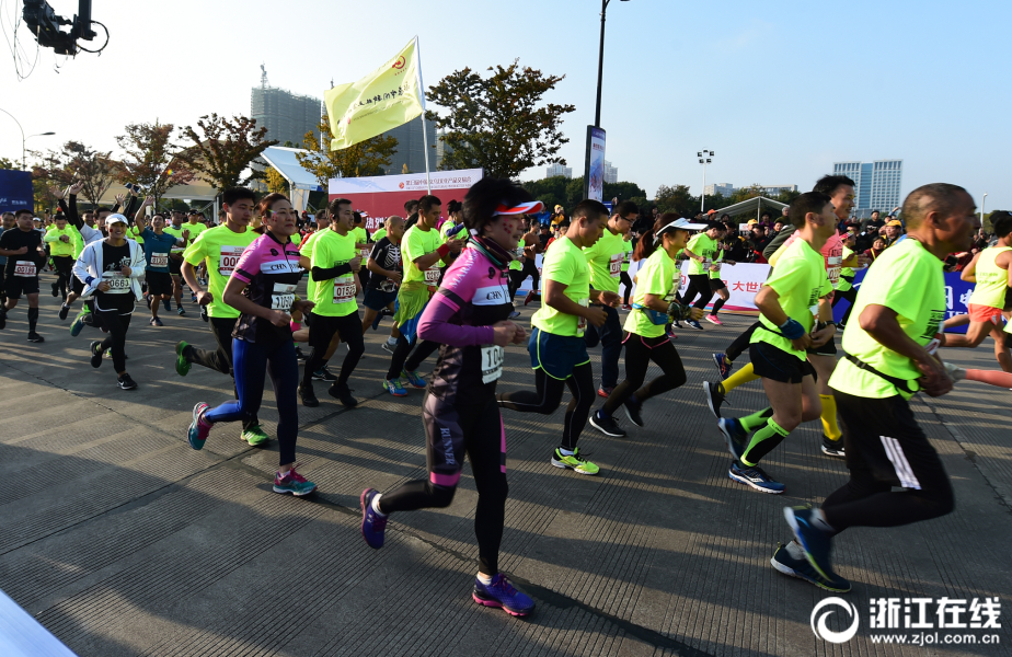 2017义乌国际马拉松赛激情开跑