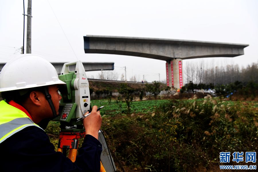 【轮播图】郑万高铁跨宁西铁路连续梁转体成功