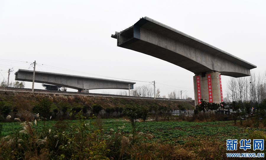 【轮播图】郑万高铁跨宁西铁路连续梁转体成功