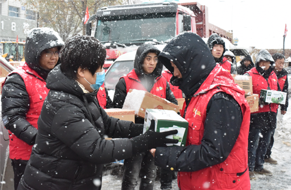 迎战风雪 沈阳市总工会紧急拔付500万元为一线环卫职工执勤交警送温暖_fororder_图片4