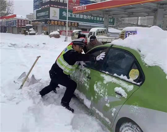 等图）鏖战暴风雪 鞍山公安全力护卫民安_fororder_出租车陷卧雪中 供图：鞍山市公安局