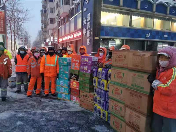 迎战风雪 沈阳市总工会紧急拔付500万元为一线环卫职工执勤交警送温暖_fororder_图片1