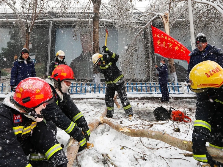 迎战大风雪！黑龙江省消防救援总队以实际行动“奋战”在第三十个消防日_fororder_7.webp