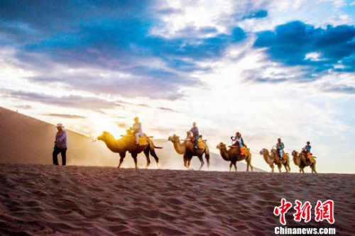 多地景区门票执行旺季价格 凤凰古城今起暂停一票制