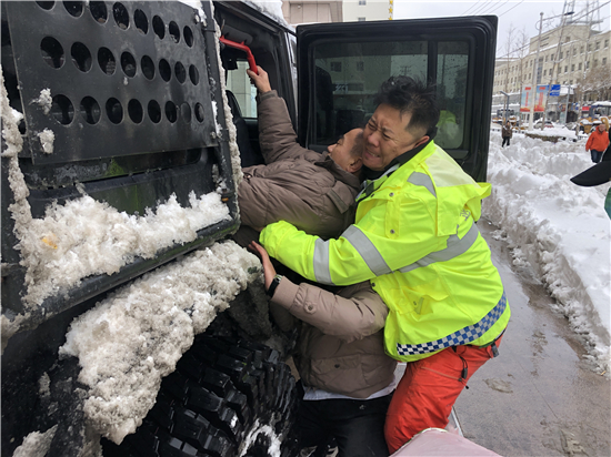 等图）鞍山蓝天救援队  暴雪中的救援_fororder_蓝天救援队队员将患者抬上救援车  供图 蓝天救援队