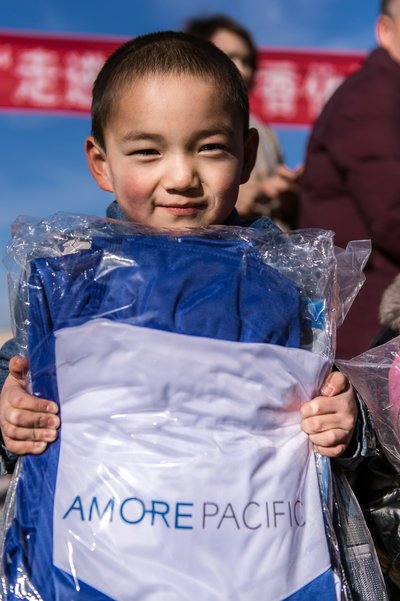 爱茉莉太平洋向甘肃地区小学捐赠爱心书包