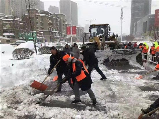 等图）鞍山市高新区：除雪“先民生后生产” 保障居民出行顺畅_fororder_全员除雪道路畅通