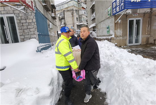 等图）鞍山蓝天救援队  暴雪中的救援_fororder_蓝天救援队队员抬着患者去就医 供图 蓝天救援队