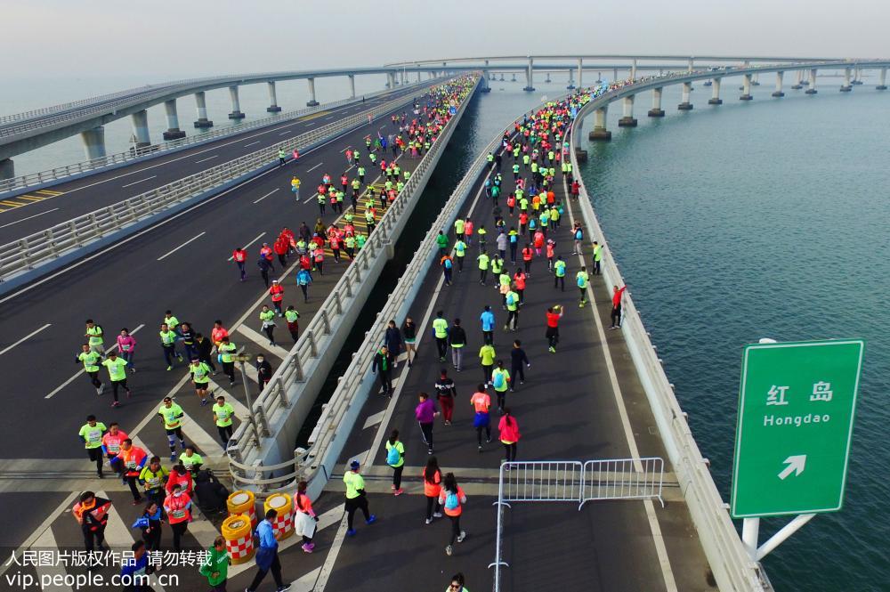 2017青岛海上国际马拉松鸣枪开跑