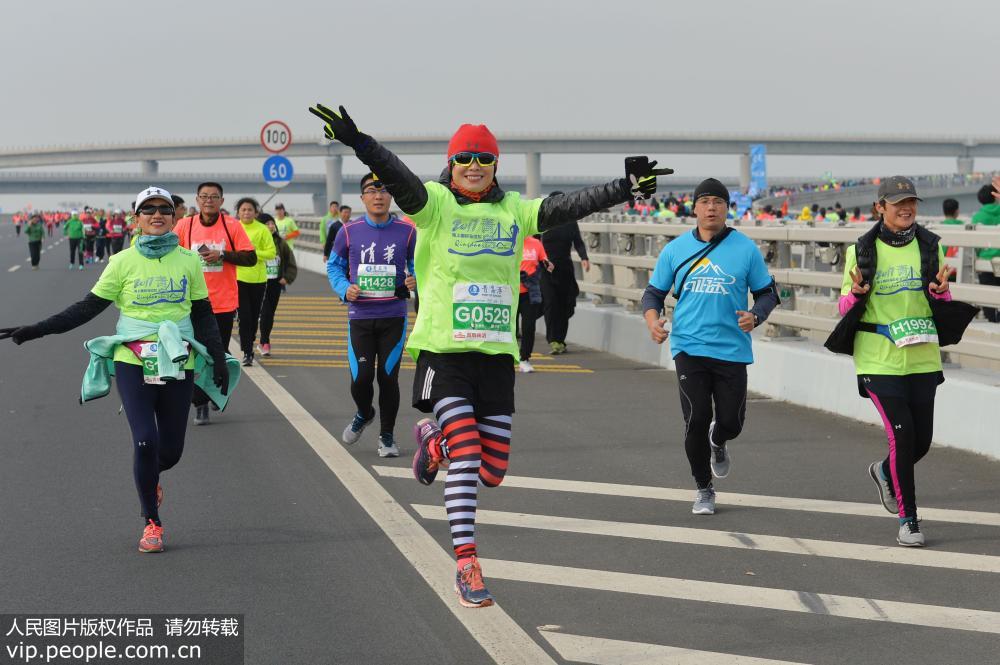 2017青岛海上国际马拉松鸣枪开跑