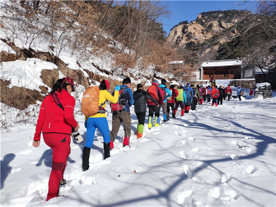 鞍山千山景区雪后开放  防疫仍是第一位_fororder_组团游山人流不断（网友提供图片）