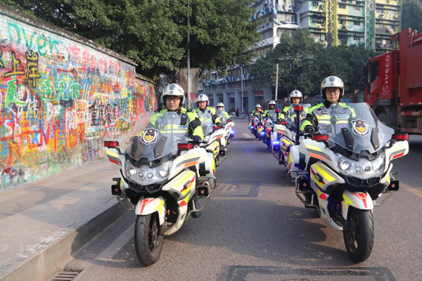 【原创】重庆九龙坡交巡警网红景点“梦幻联动” 做好12.2交通安全宣传_fororder_图片1