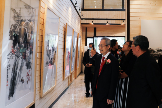 【教育频道】京广艺术家交流画展在广州新华学院霖霖书院举办