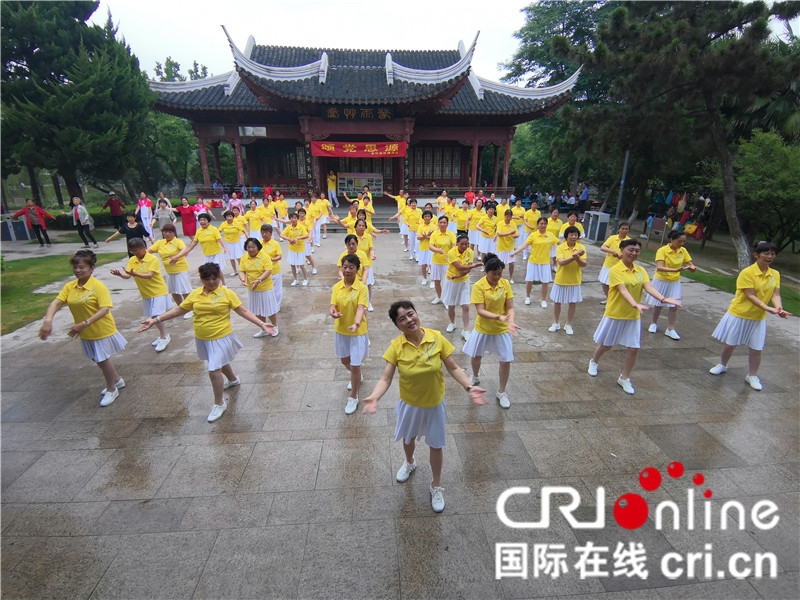 （供稿 节庆会展图文 三吴大地泰州 移动版）泰州市春雨草堂健身队歌舞庆“七一”