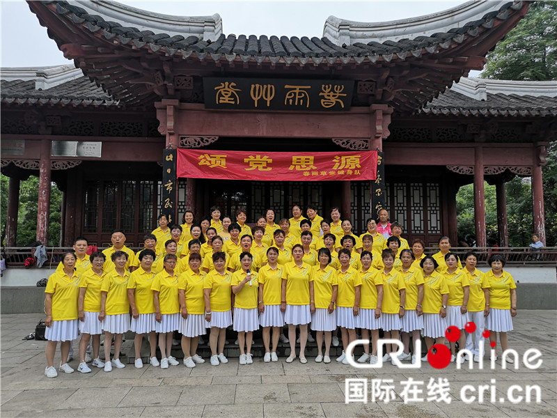 （供稿 节庆会展图文 三吴大地泰州 移动版）泰州市春雨草堂健身队歌舞庆“七一”