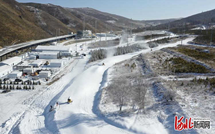 河北张家口：国家越野滑雪中心造雪进行时